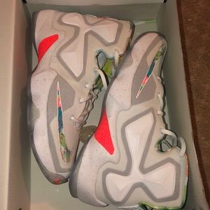 Lebron XIII (13’s) basketball shoes NIKE